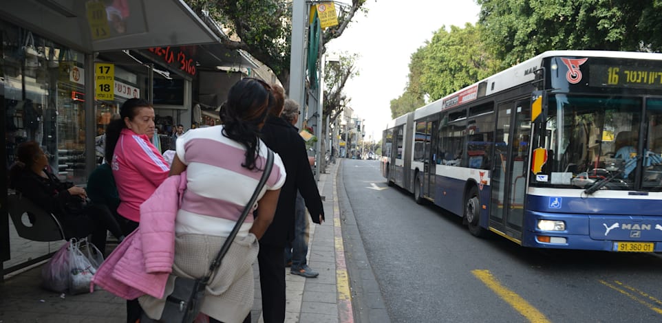 תחנת אוטובוס / צילום: תמר מצפי