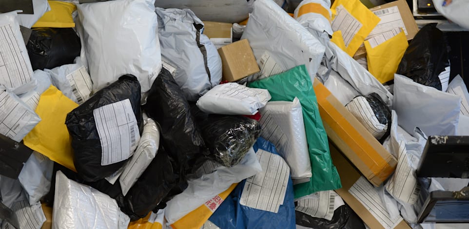 חבילות מחו''ל שהגיעו לישראל / צילום: איל יצהר