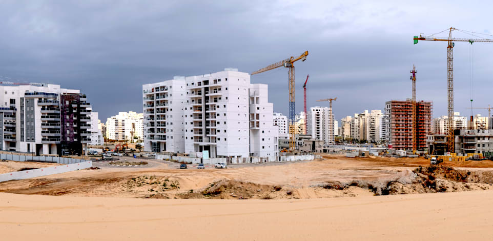אתר בנייה. ''מקוששים יחידות דיור פה ושם'' / צילום: Shutterstock
