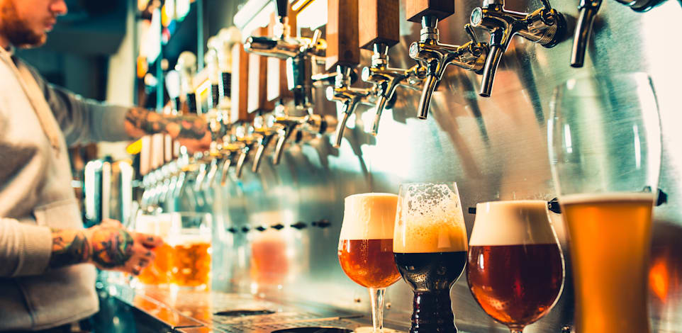 מזיגת בירות בבר / צילום: Shutterstock