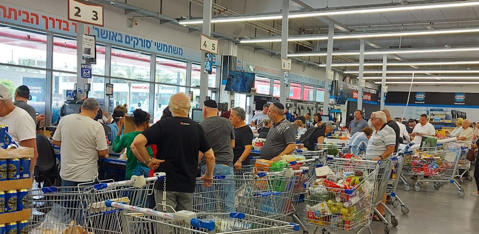 תורים בקופות ברשת אושר עד / אילוסטרציה: יונתן כיתאין