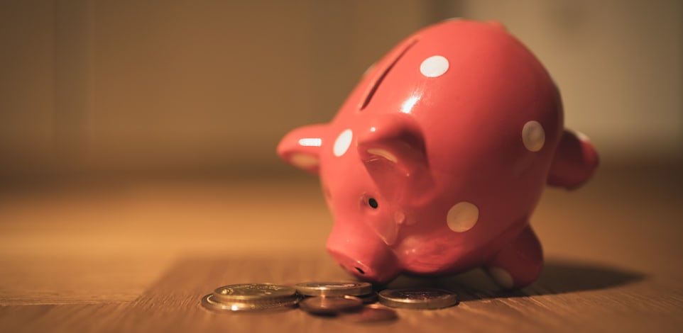 על פי החשד, העצורים בפרשה זייפו אישורים וביצעו משיכה מוקדמת שלא כדין / אילוסטרציה: Unsplash, andre taissin