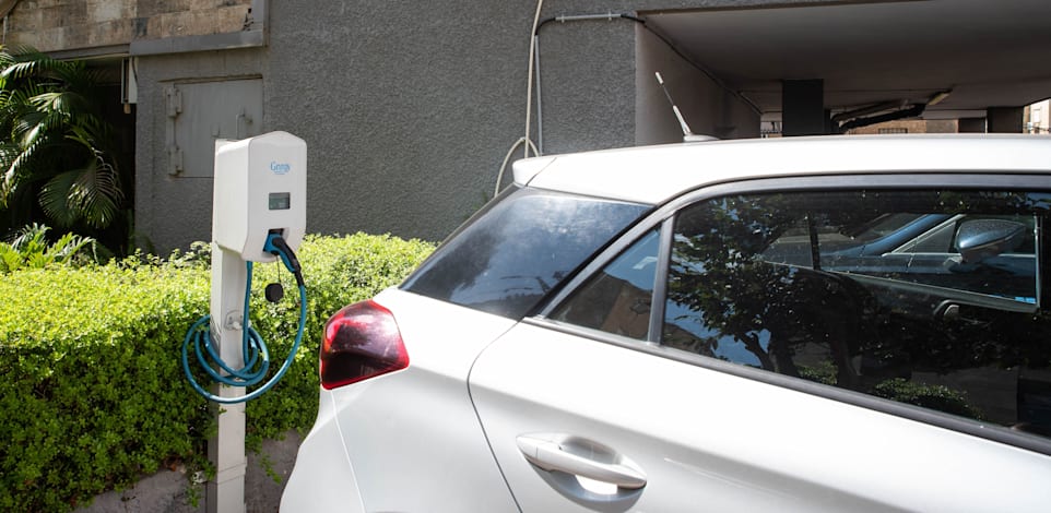 טעינת רכב חשמלי / צילום: Shutterstock