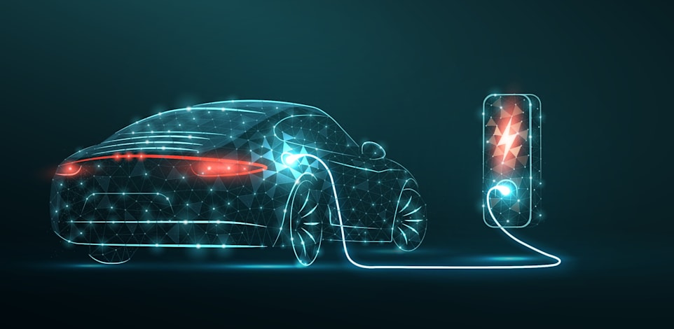 טעינת מכונית חשמלית / צילום: Shutterstock