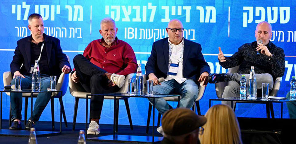 אבנר סטפק, יוסי לוי, גילעד אלטשולר ודייב לובצקי, בפאנל משותף בוועידת שוק ההון לחיסכון ארוך טווח / צילום: מורג ביטן