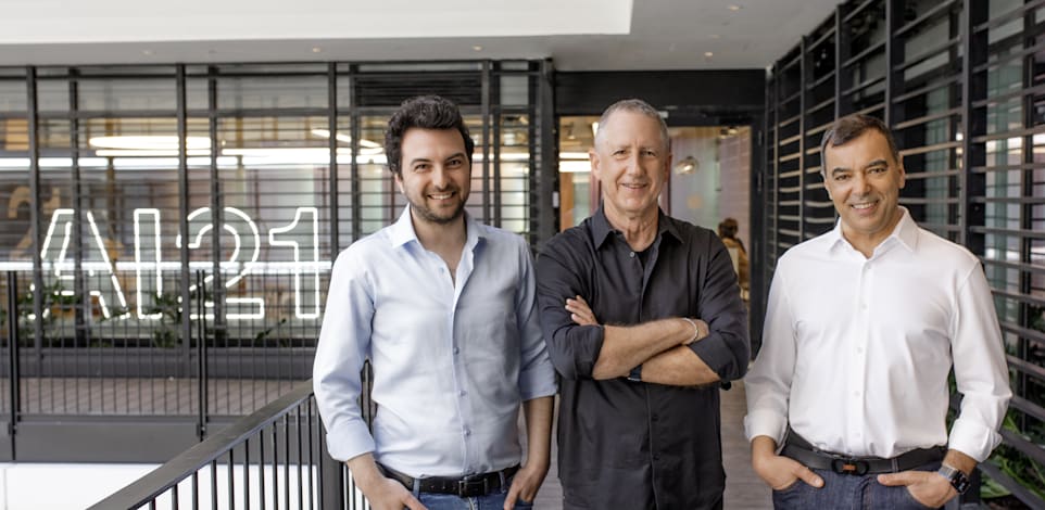 מימין: פרופ' אמנון שעשוע, מייסד שותף של AI21; פרופ' יואב שוהם, מנכ''ל שותף ומייסד שותף; ואורי גושן, מנכ''ל שותף ומייסד שותף / צילום: עומר הכהן