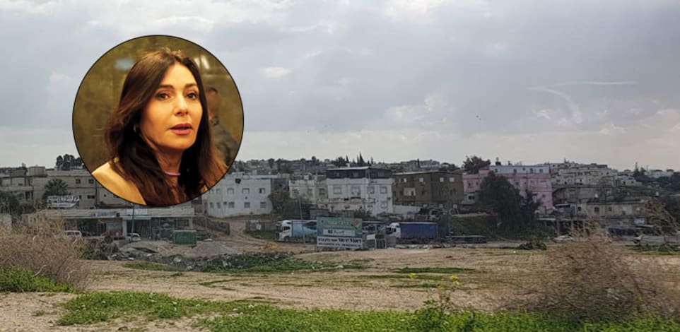 שטח פתוח סמוך לרהט. בעיגול: שרת התחבורה מירי רגב / צילום: צילומים: בר - אל, עמית שאבי - ידיעות אחרונות