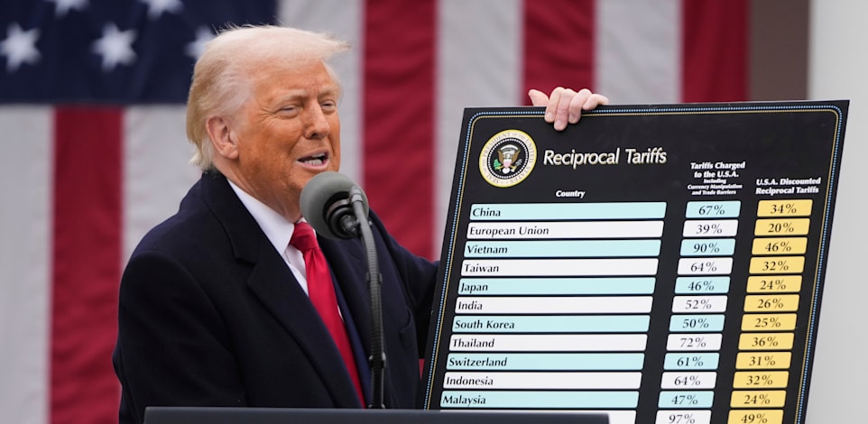 טראמפ מציג את תוכנית המכסים באפריל 2025 / צילום: ap, Mark Schiefelbein