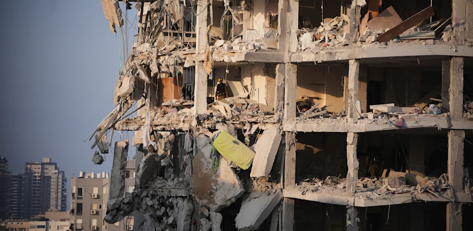 בניין בבת ים שנפגע מטיל איראני, יוני 2025 / צילום: ap, Ohad Zwigenberg