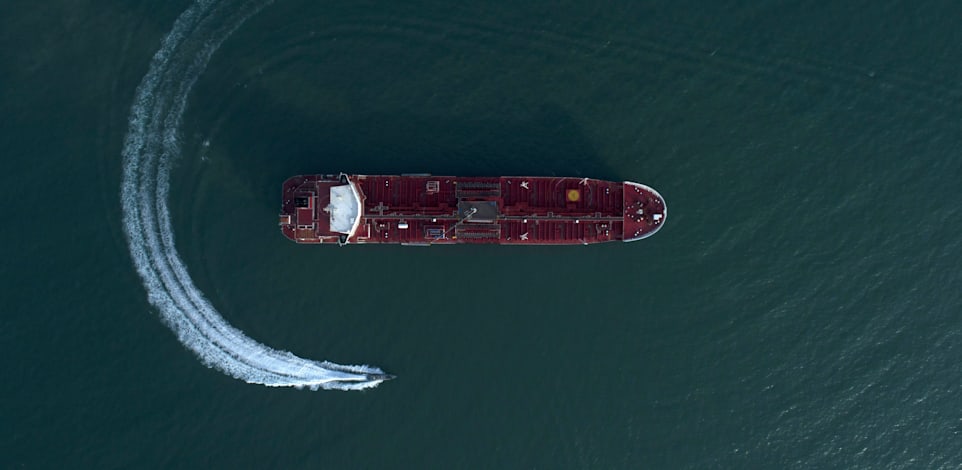 מיכלית בריטית במיצרי הורמוז / צילום: ap, Morteza Akhoondi