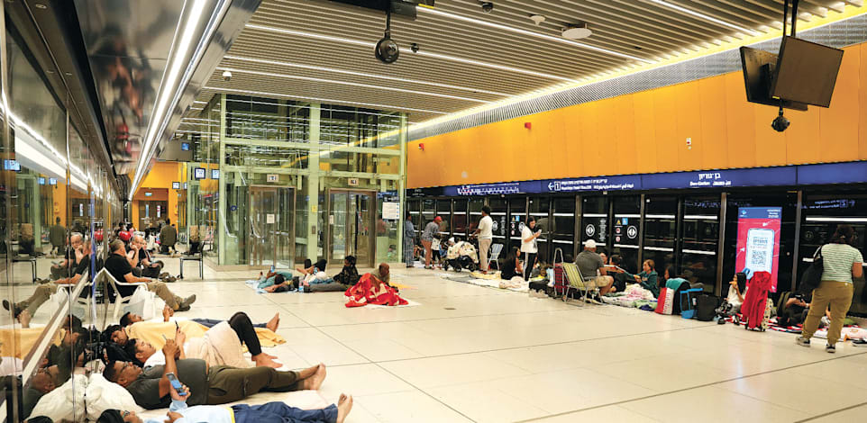 אנשים ישנים בתחנת בן גוריון / צילום: נת''ע