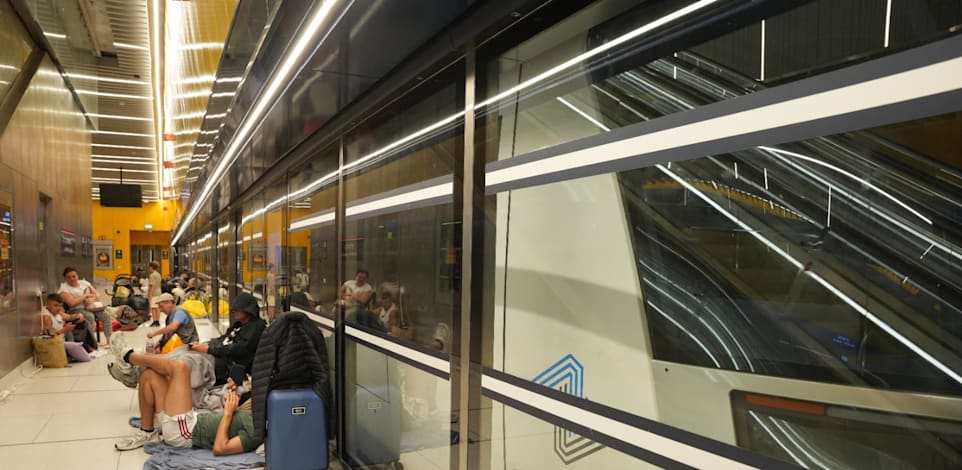 אנשים ישנים בתחנת בן גוריון (ארכיון) / צילום: נת''ע