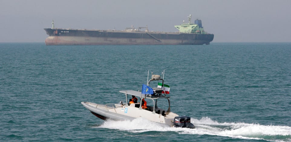 ספינה של משמרות המהפכה נעה במפרץ הפרסי / צילום: ap, Vahid Salemi