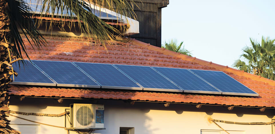 פאנלים סולאריים על גג בית מגורים / צילום: Shutterstock