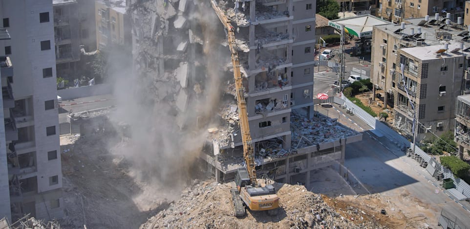 בניין בבת ים שנפגע מטיל איראני. ההתחדשות והשיקום בשטח עוד נראים רחוקים מאוד / צילום: ap, Ohad Zwigenberg