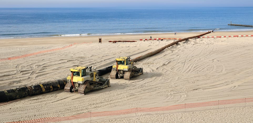 עבודות על כבל תת־ימי בחוף זיילנד שבהולנד / צילום: Shutterstock