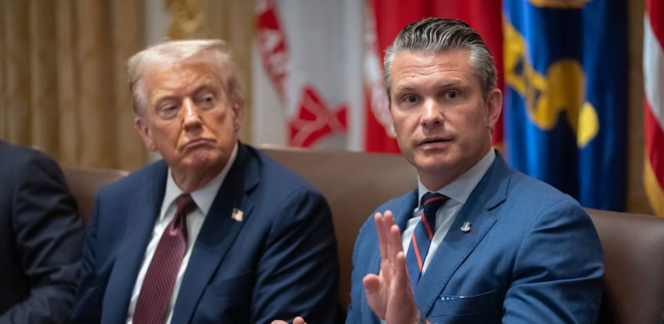 הנשיא טראמפ ושר ההגנה פיט הגסת' / צילום: ap, Mark Schiefelbein