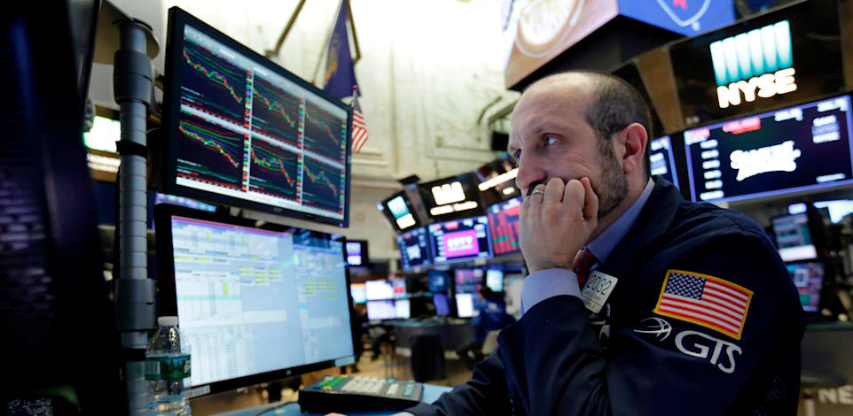 סוחר בקומת המסחר בבורסת ניו יורק / צילום: ap, Richard Drew