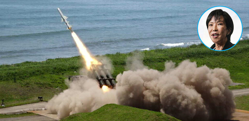 ניסוי טילים של צבא יפן (בעיגול: סנאה טאקאיצ'י, ראש ממשלת יפן) / צילום: ap, Mark Schiefelbein