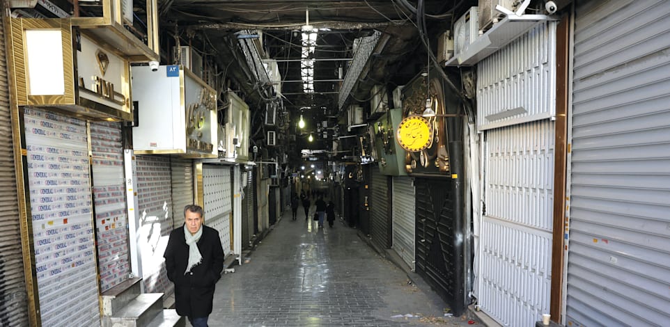 חנויות סגורות בעקבות מחאות על צניחת ערך המטבע, בבזאר הגדול של טהרן / צילום: Reuters, Majid Asgaripour