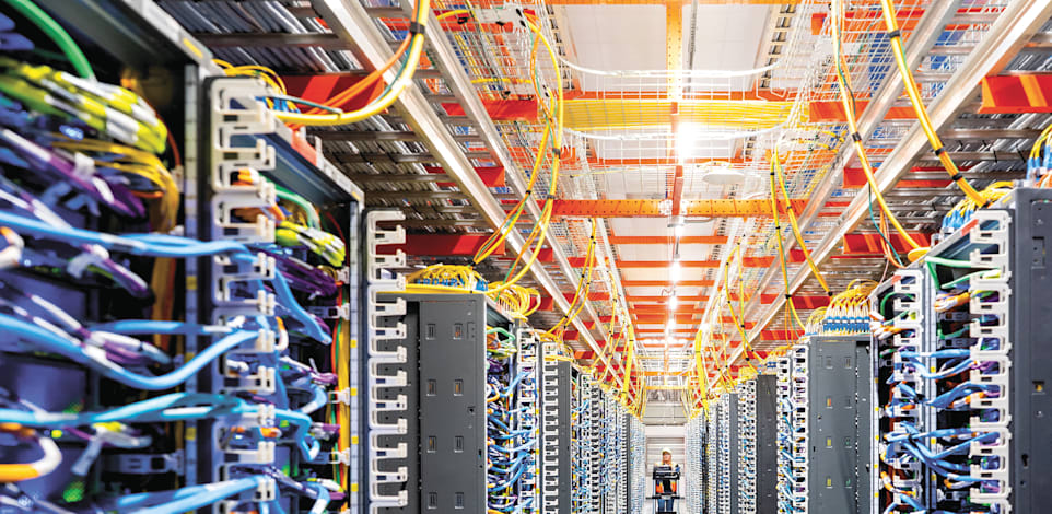 דאטה סנטר / אילוסטרציה: Reuters, Noah Berger