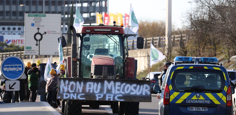 הפגנות חקלאים בצרפת נגד ההסכם עם אמריקה הלטינית / צילום: ap, Fred Scheiber