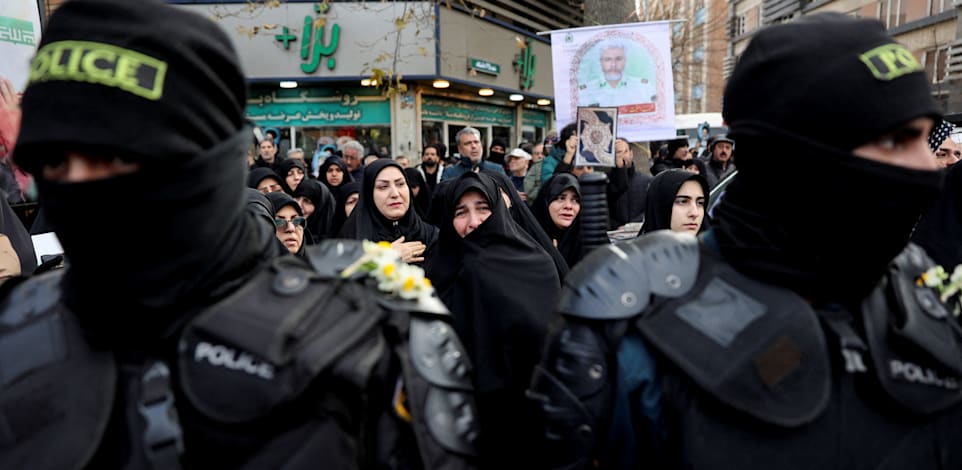 הלוויה של איש כוחות ביטחון איראני שנהרג במהלך המהומות בטהראן / צילום: Reuters, Majid Asgaripour