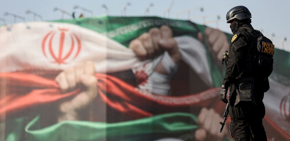 לוחם בכוחות המשטרה האיראניים, טהרן / צילום: Reuters, Stringer/WANA
