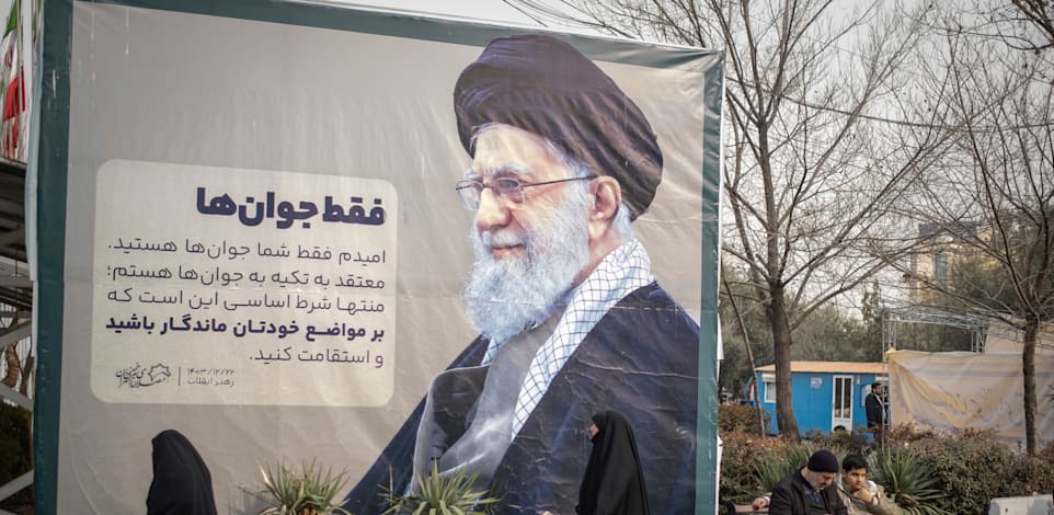 ''אין ודאות שנפילת המשטר תביא לאיראן טובה יותר''. כרזה עם תמונת חמינאי בטהרן / צילום: Reuters, Morteza Nikoubazl