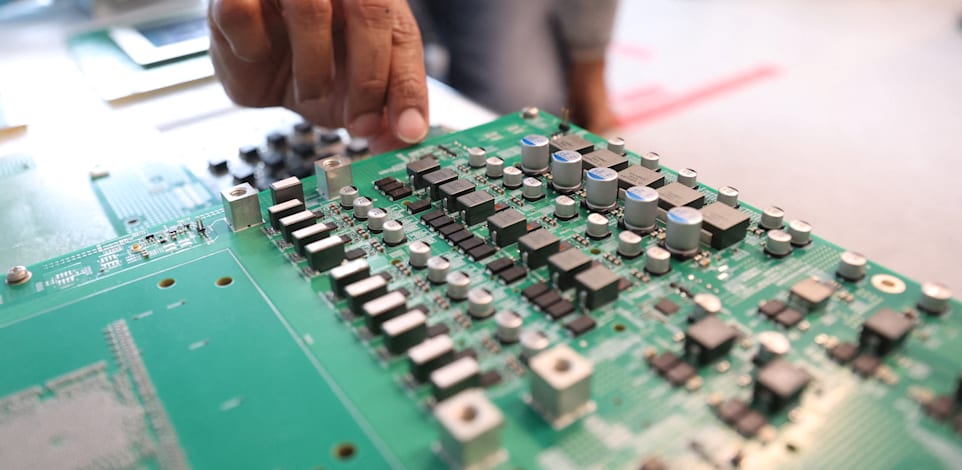 בברודקום נערכים לבדיקת השבבים שיתחרו באנבידיה / צילום: Reuters, Ying Tang