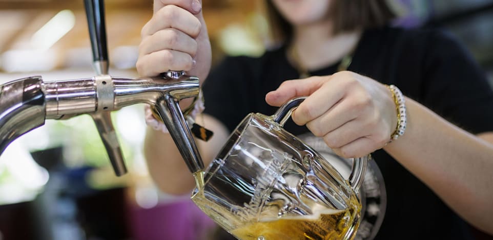 מוזגת בבית קפה בברלין. רוב העבודות החלקיות הן במגזר השירותים / צילום: Reuters, IMAGO/photothek.de