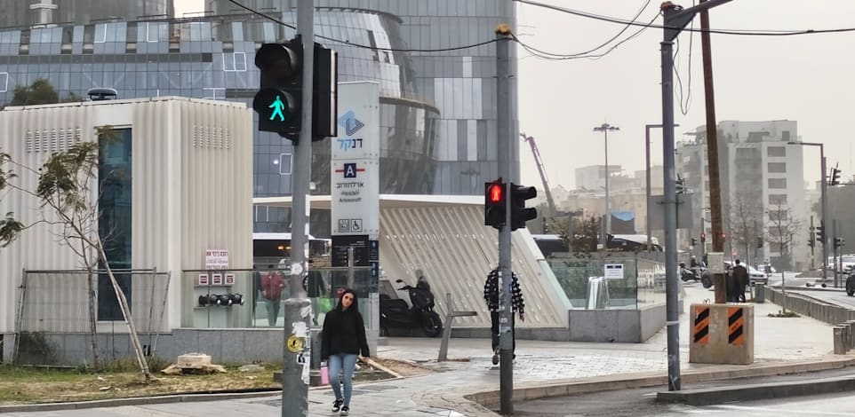 תחנת ארלוזורוב של הרכבת הקלה בתל אביב / צילום: טלי בוגדנובסקי