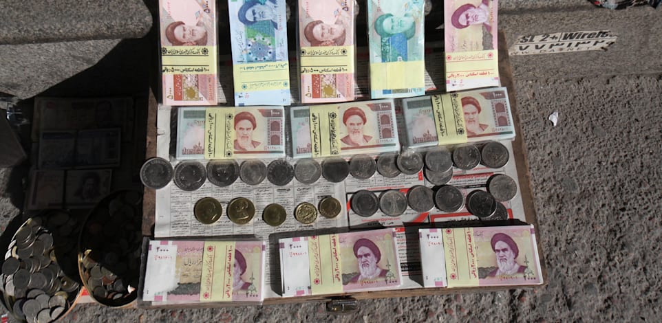 חלפני כסף ברחובות טהראן / צילום: ap, Vahid Salemi