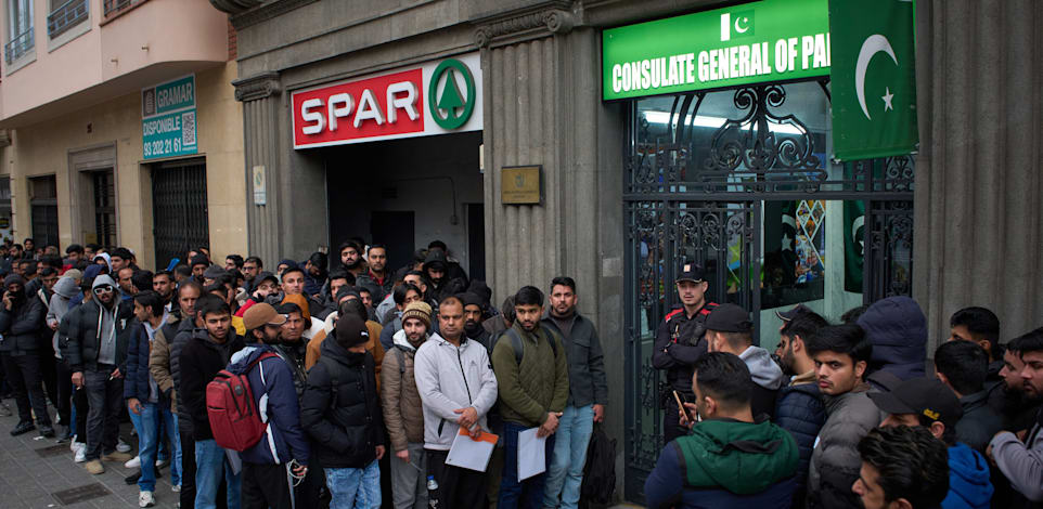 מאות פקיסטנים ממתינים בכניסה לקונסוליה הפקיסטנית בברצלונה בעקבות החלטת ממשלת ספרד להעניק אישורים למהגרים / צילום: ap, Emilio Morenatti