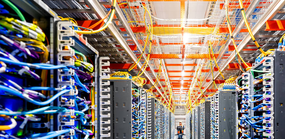 חוות שרתים של אמזון / צילום: Reuters, Noah Berger for AWS