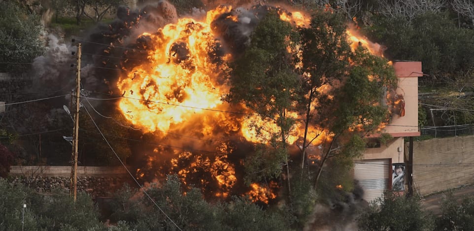 להבות עולות מבניין שנפגע בתקיפה אווירית ישראלית בדרום לבנון בתחילת החודש / צילום: ap, Mohammad Zaatari