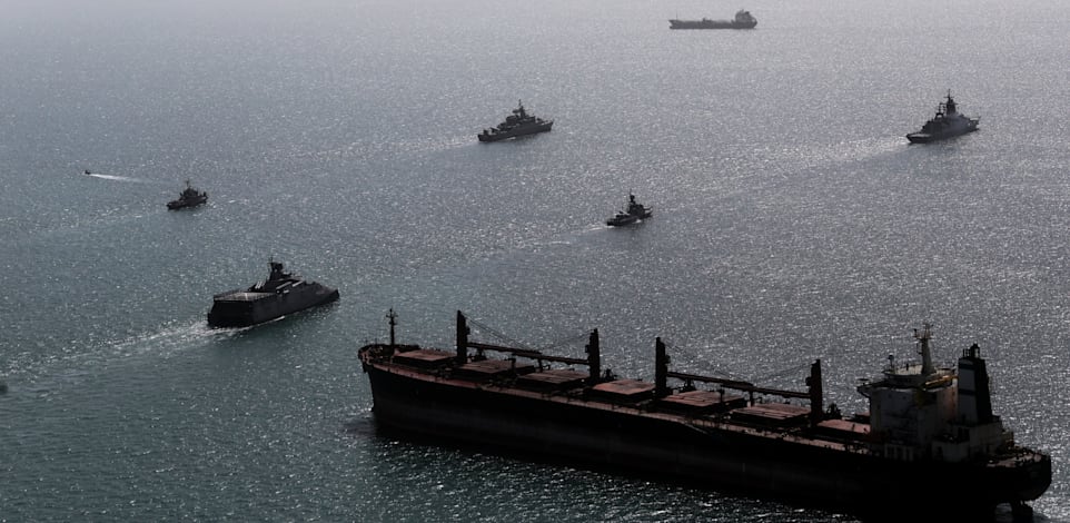 ספינות במהלך תרגיל ימי משותף של איראן ורוסיה בדרום איראן / צילום: ap, Masoud Nazari Mehrabi/Iranian Army