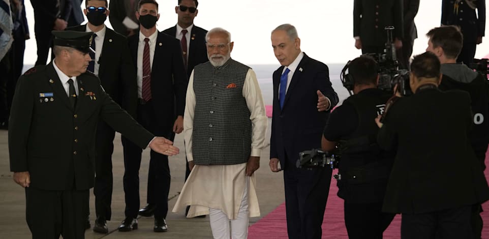 בנימין נתניהו פוגש את נרנדרה מודי שנחת בארץ, היום / צילום: ap, Leo Correa