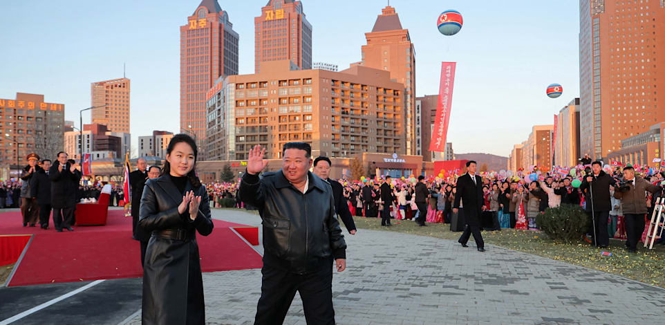 קים ג'ו אה לצד אביה, באחת מהופעותיה הפומביות / צילום: Reuters