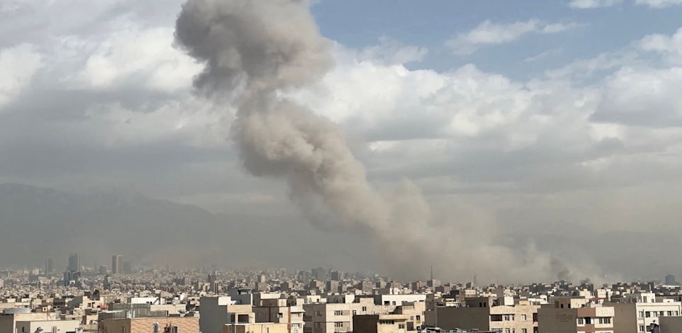 פטריית עשן כתוצאה מההפצצות בטהרן / צילום: Reuters, רויטרס