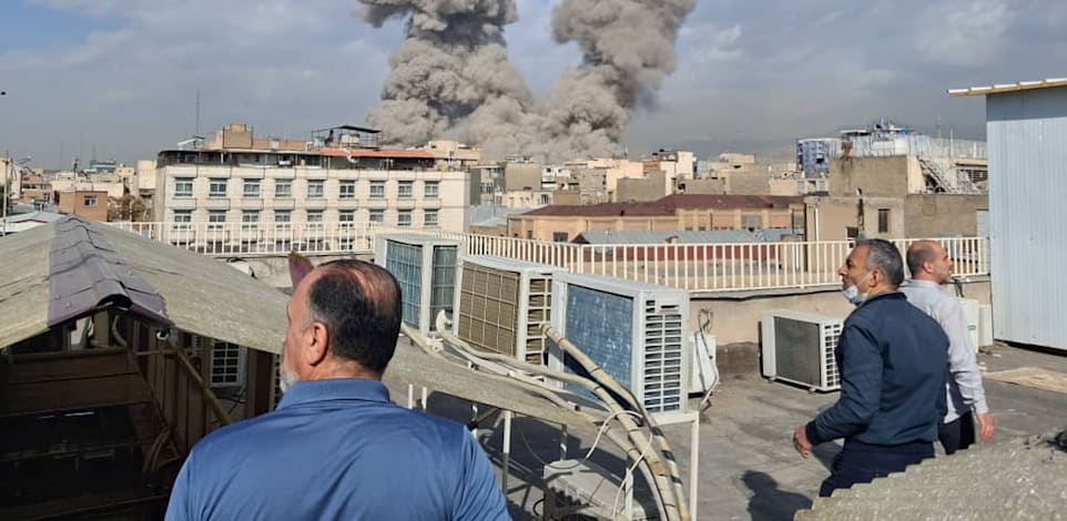 תושבים צופים בפטריית העשן כתוצאה מפיצוצים בטהרן, הבוקר / צילום: ap