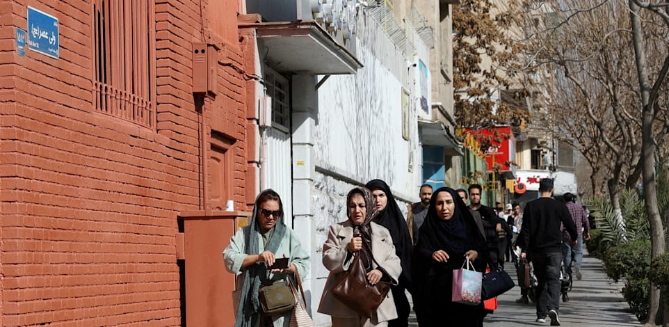 אנשים מנסים לתפוס מחסה בעקבות פיצוץ, טהרן הבוקר. ניו יורק טיימס מדגיש כי התקיפה התבצעה בשעת העומס / צילום: Reuters