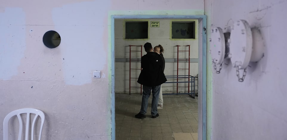 אנשים במקלט ברמת גן, הבוקר / צילום: ap, Oded Balilty