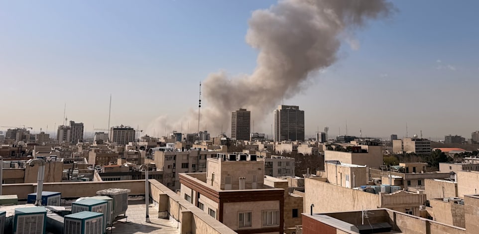 עשן בטהרן לאחר תקיפה משובלת של ישראל וארה''ב / צילום: ap