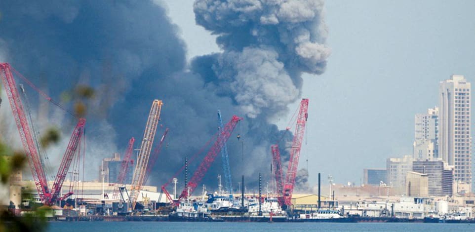 עשן בבחריין לאחר התקיפות מאיראן / צילום: Reuters