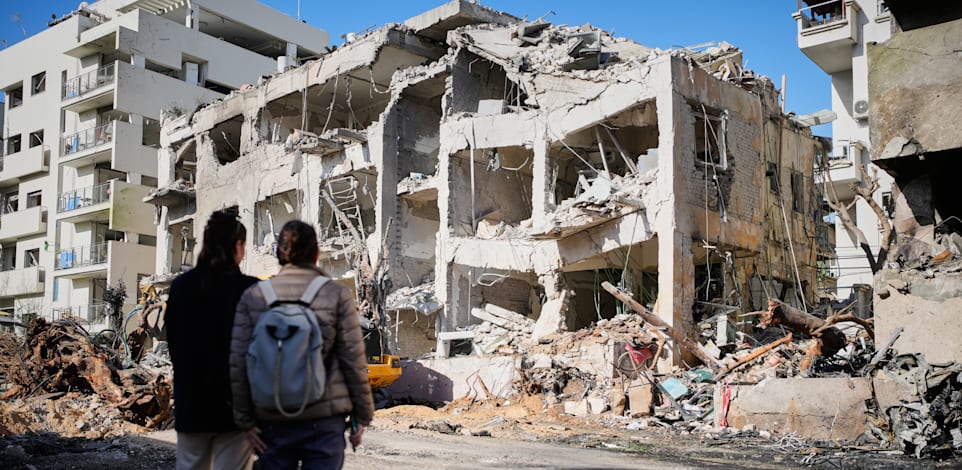 בניין שנפגע מטיל איראני בתל אביב / צילום: ap, Ohad Zwigenberg