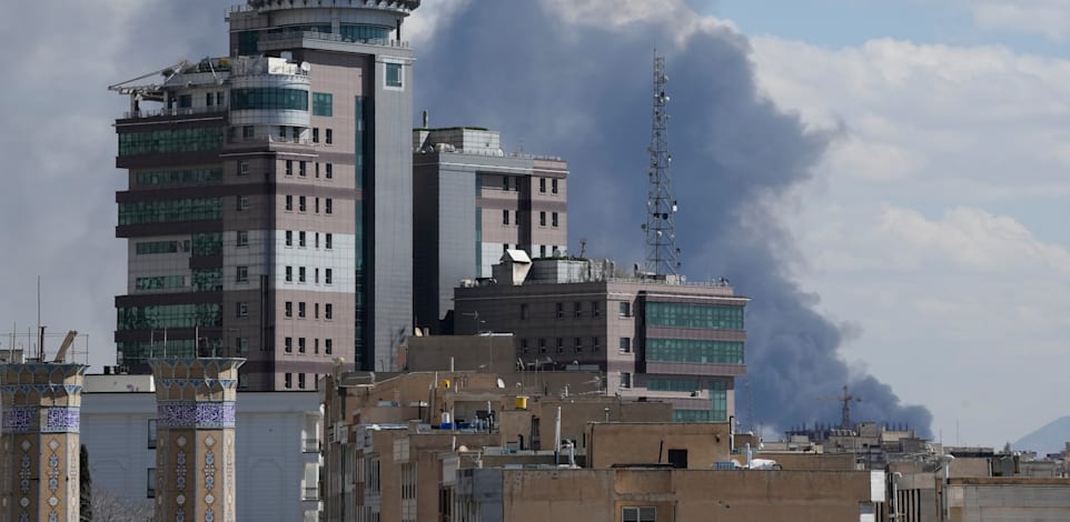 עשן מיתמר מעל טהרן לאחר התקיפה הישראלית, אתמול / צילום: ap, Vahid Salemi