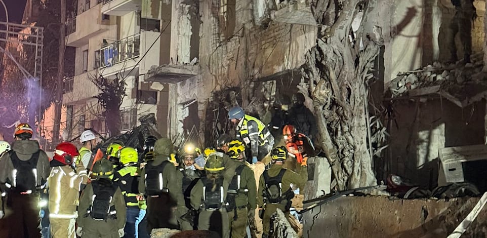 פגיעה של טיל איראני בבניין בתל אביב / צילום: כב''ה