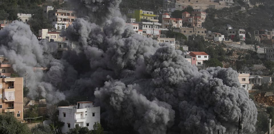 עשן שחור מיתמר מבניין שנפגע מתקיפה אווירית ישראלית בדרום לבנון / צילום: ap, Mohammad Zaatari