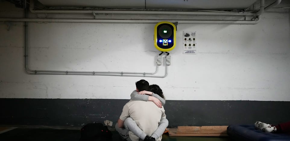 ישראלים מתמגנים בחניון תת-קרקעי בתל אביב בעת התקפת טילים מאיראן / צילום: ap, Ohad Zwigenberg